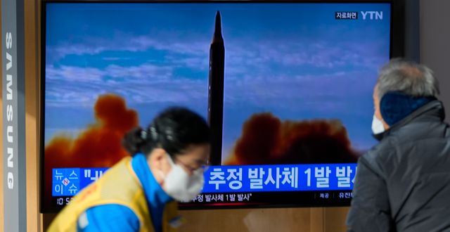 Människor framför tv-skärmar i Nordkorea som rapporterar om robottestet.  Lee Jin-man / AP