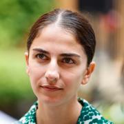 Klimat- och miljöminister Romina Pourmokhtari (L) vid regeringens sommarfika på Rosenbads innergård i somras. 