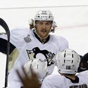 Carl Hagelin firar med lagkamrater i en match tidigare i finalspelet