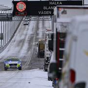 Ölandsbron stängdes av i båda riktningarna under onsdagsmorgonen det har skett flera olyckor på bron i snöovädret. 