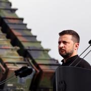 Volodymyr Zelensky framför ett Patriotsystem vid en övning i Pommern, Tyskland den 11 juni 2024. 