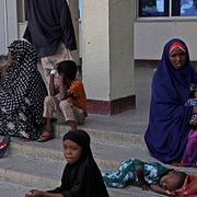 Patienter utanför ett sjukhus i Somalias huvudstad Mogadishu.