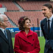 Kung Carl XVI Gustaf, drottning Silvia och Zlatan Ibrahimovic på Parc des Princes i Paris den 2 december 2014. 