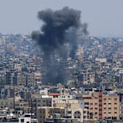 Rökpelare som sträcker sig från Gazaremsan efter nya attacker. Adel Hana / AP