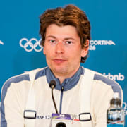 Sturla Holm Lægreid på en presskonferens efter att ha tagit OS-brons i skidskytte.