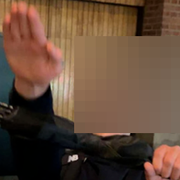 En av medlemmarna i en aktivklubb gör en Hitlerhälsning efter en rasistisk misshandel i Stockholm tidigare i år. 