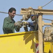 Arkivbild på en elektriker som jobbar med ledningarna i Iraks huvudstad Bagdad.