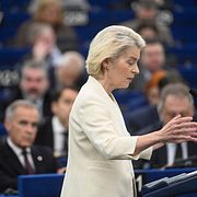 von der Leyen under talet. Bakom henne sitter Mark Carney.