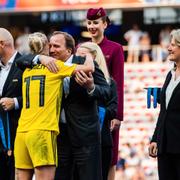 Stefan Löfven kramar om Caroline Seger. 