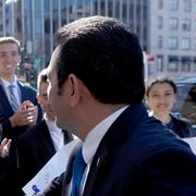 Guatemalas president Jimmy Morales hälsar på israeler i Washington DC.