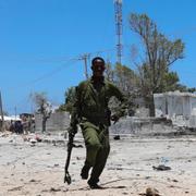 En somalisk soldat springer för att ta täckning under attacken i Mogadishu. 