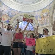 Människor protesterar i Missouri. Delstaten har valt att följa efter Alabama och föreslår striktare abortlagar. 