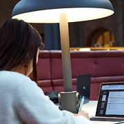 Studenter sitter vid dator på KTH, Kungliga Tekniska högskolan.
