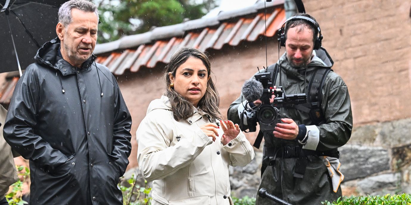 Vänsterpartiets partiledare Nooshi Dadgostar anländer till Högberga gård på Lidingö.
