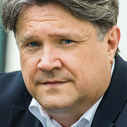 Terrorforskaren Hans Brun/Gäster vid nattens galamiddag flyg platsen.