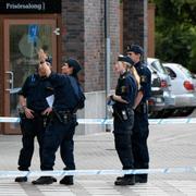 Polis på plats utanför en frisersalong på Holma torg i Malmö efter ett larm om skottlossning den 14 juli.