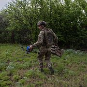 En ukrainsk soldat förbereder en drönarattack mot Ryssland strax före vapenvilan inleddes.