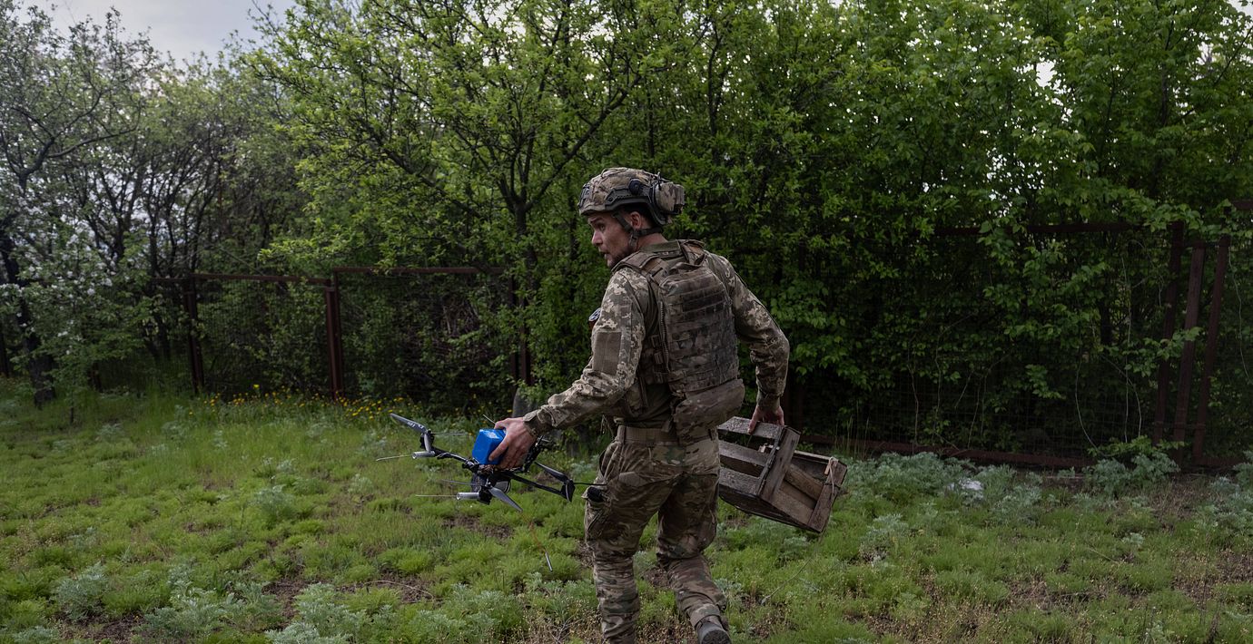 En ukrainsk soldat förbereder en drönarattack mot Ryssland strax före vapenvilan inleddes.