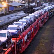 Volkswagen-bilar transporteras. Arkivbild.