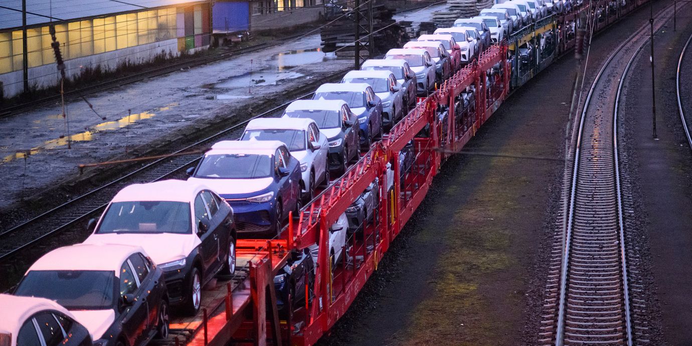 Volkswagen-bilar transporteras. Arkivbild.