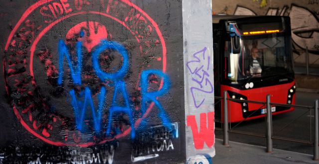 En vandaliserad vägg i Serbiens huvudstad Belgrad. Wagnergruppens logga har kladdats över med ett budskap om fred. Darko Vojinovic / AP