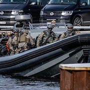 Svenska polisens nationella insatsstyrka och Kustbevakningen på väg ut till det bordade tankfartyget Sea Owl I, 13 mars.