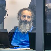 Taleb al-Abdulmohsen bakom ett skottsäkert glas under måndagens rättegång.