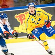 Finlands Tomi Sallinen mot Sveriges Gustav Forsling under torsdagens Euro Hockey Tour-match.