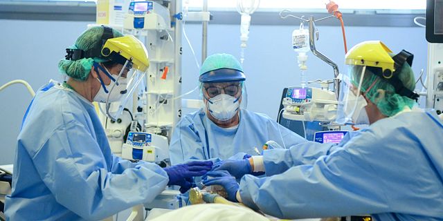 Patient med covid-19 får vård i Bergamo. PIERO CRUCIATTI / TT NYHETSBYRÅN