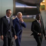 Joe Biden kliver av planet i Angola, dit han reste direkt efter beskedet att han i motsats till vad han tidigare sagt benådar sin som Hunter. 