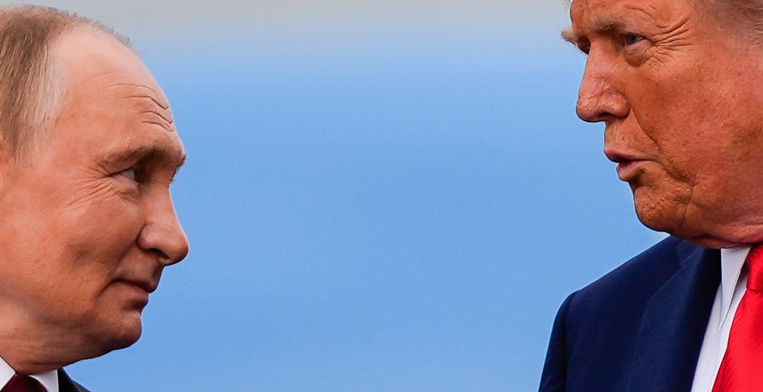 Donald Trump och Vladimir Putin möttes i somras.