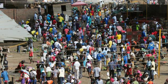 En frukt- och grönsaksmarknad i full kommers i Harare, Zimbabwe.  Tsvangirayi Mukwazhi / TT NYHETSBYRÅN