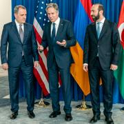 USA:s utrikesminister Antony Blinken (i mitten) med Azerbajdzjan utrikesminister Jeyhun Bayramov (vänster) och Armeniens utrikesminister Ararat Mirzoyan (höger) förra året. 