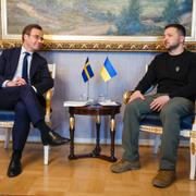 Sveriges statsminister Ulf Kristersson och Ukrainas president Volodymyr Zelenskyj under en träff i Helsingfors i maj.