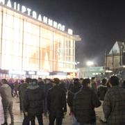 En bild från torget vid centralstationen i Köln på nyårsnatten.