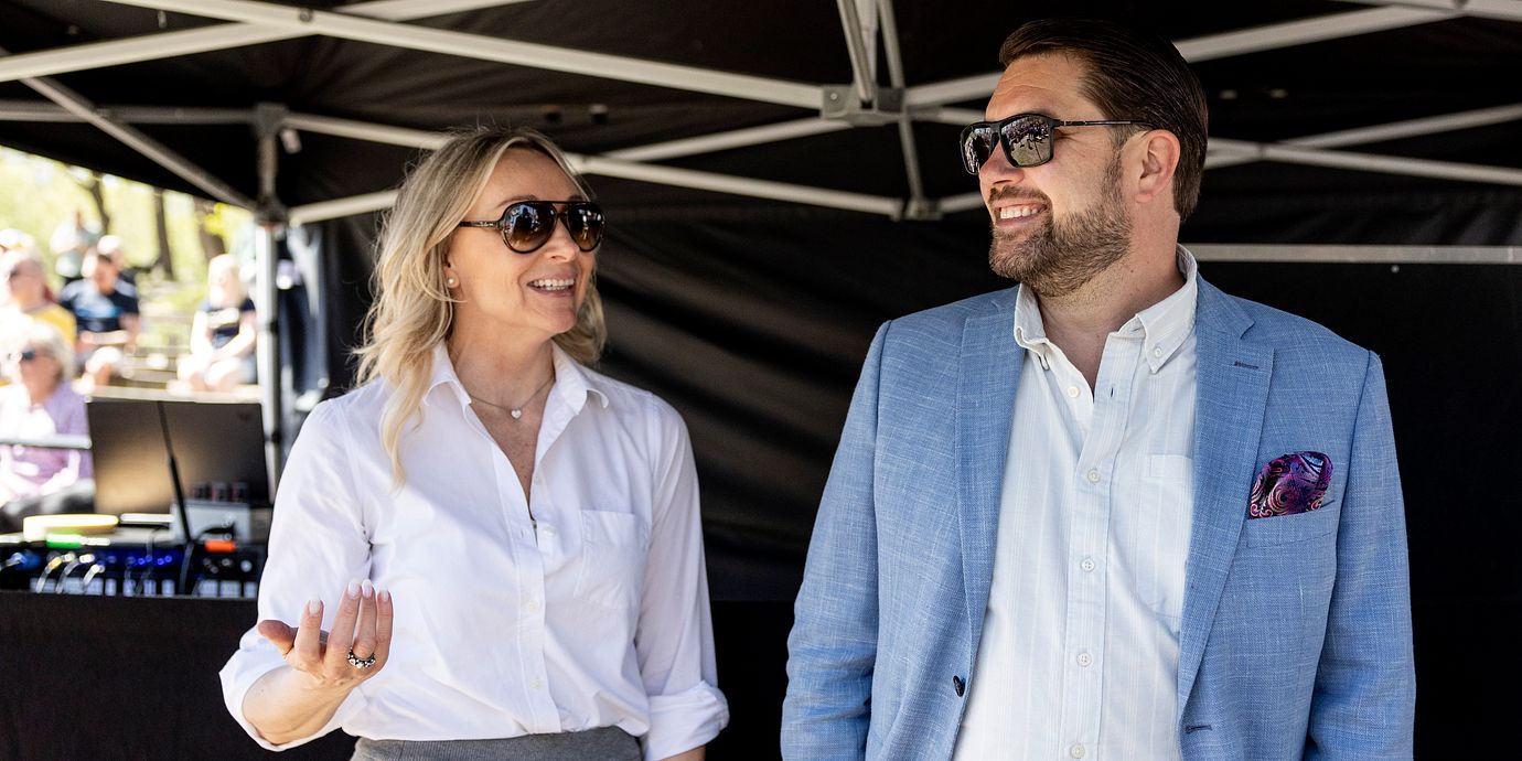 Stegrud tillsammans med partiledare Jimmie Åkesson i Stockholm, arkivbild från maj 2024.