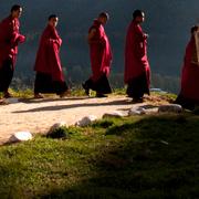 Arkivbild på buddhistiska munkar i huvudstaden Thimphu i Bhutan.