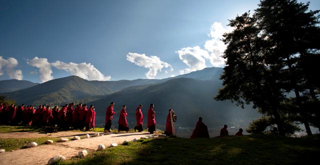 Arkivbild på buddhistiska munkar i huvudstaden Thimphu i Bhutan. Kevin Frayer / TT NYHETSBYRÅN/ NTB Scanpix