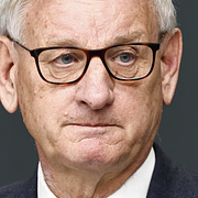 Carl Bildt till vänster. Självstyrande minröjningsfartyg till höger.
