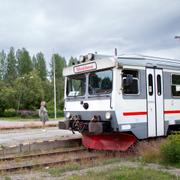 Inlandsbanan anländer till Vilhelmina station i Västerbotten. 