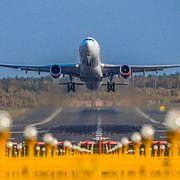 Flygplan lyfter på Arlanda flygplats.