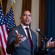 Den nuvarande demokratiske minoritetsledaren i representanthuset, Hakeem Jeffries, lär ha att göra även om Demokraterna får stor majoritet efter valet.