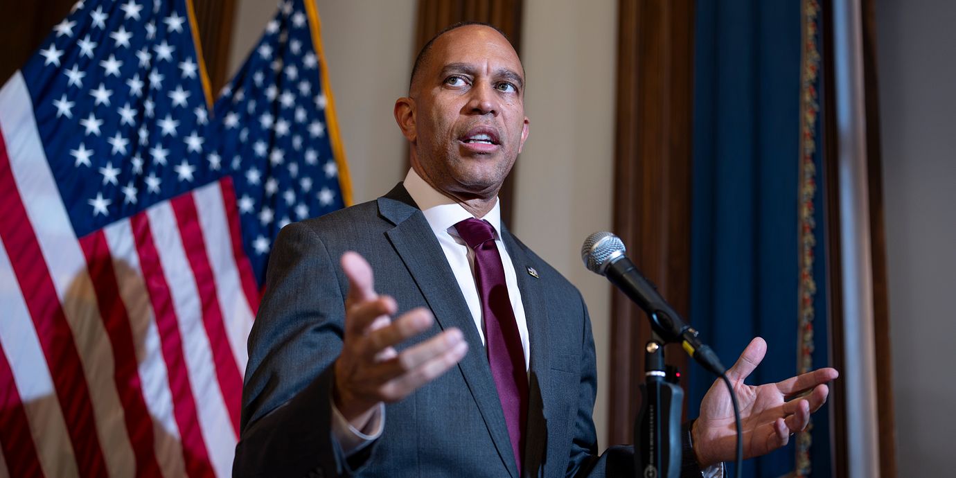 Den nuvarande demokratiske minoritetsledaren i representanthuset, Hakeem Jeffries, lär ha att göra även om Demokraterna får stor majoritet efter valet.