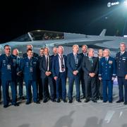 Första Saab Gripen E överlämnas till Brasilien 2019. De svenska och brasilianska delegationerna.