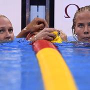 Sarah Sjöström och Michelle Coleman efter semifinalen.