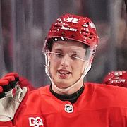 Anton Johansson firar sitt första NHL-mål under matchen mot Philadelphia Flyers.