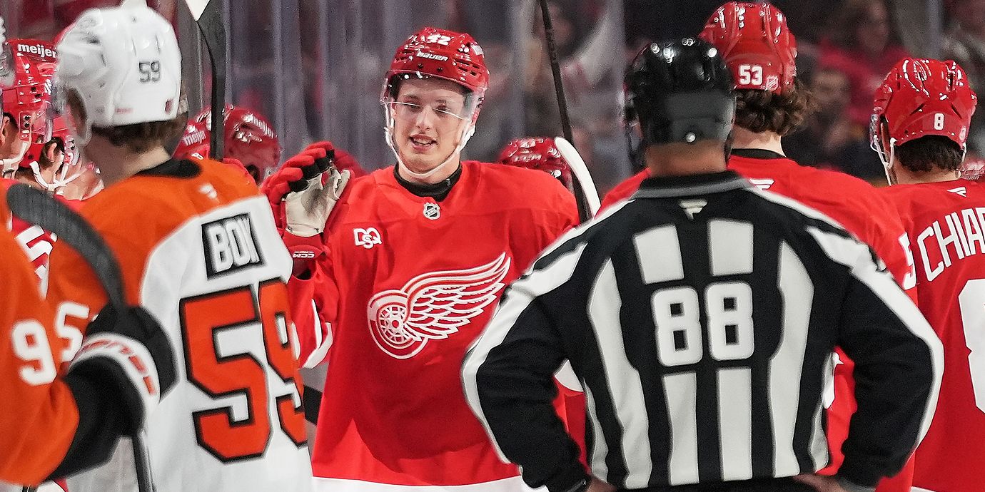 Anton Johansson firar sitt första NHL-mål under matchen mot Philadelphia Flyers.