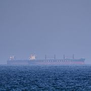 Ett fraktfartyg för ankare i Hormuz.