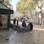 Människor hjälper en person som skadats på gågatan La Rambla efter fordonsattacken. Bilden kommer från en video som publicerats på sociala medier och distribueras av nyhetsbyrån Reuters.