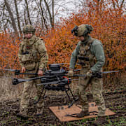 Ukrainska soldater med drönare.